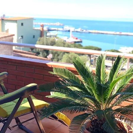 Nautica 10: Seaside Terrace With Ac Near Port And Beach Roses